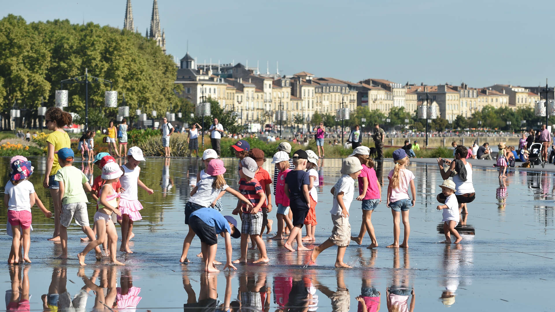 Miroir d'eau avec des enfants; ©Didier Doustin