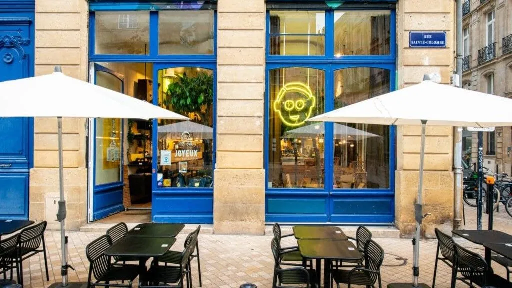 Café joyeux con splendida terrazza a Bordeaux
