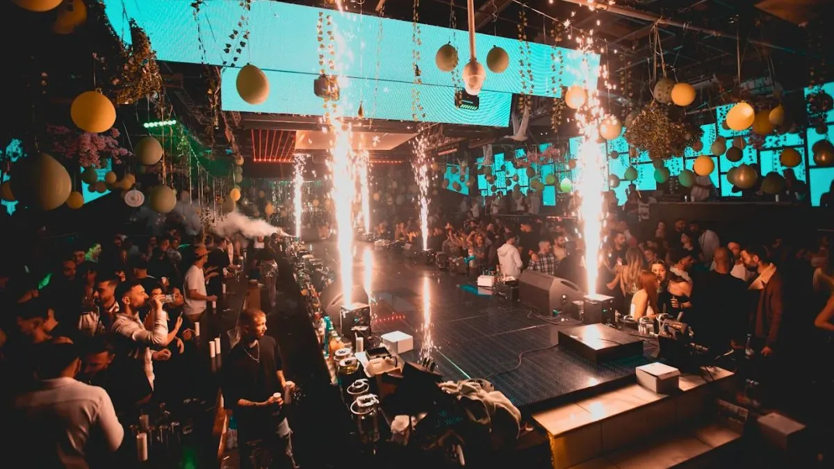 The Base a Bordeaux in un'atmosfera sopra le righe