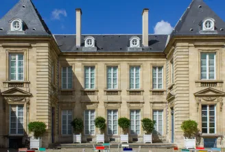 Facciata del Museo delle Arti Decorative e del Design di Bordeaux, edificio classico in pietra da taglio con mansarde, finestre a croce e giardino con topiarie di bosso