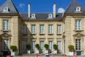 Facciata del Museo delle Arti Decorative e del Design di Bordeaux, edificio classico in pietra da taglio con mansarde, finestre a croce e giardino con topiarie di bosso